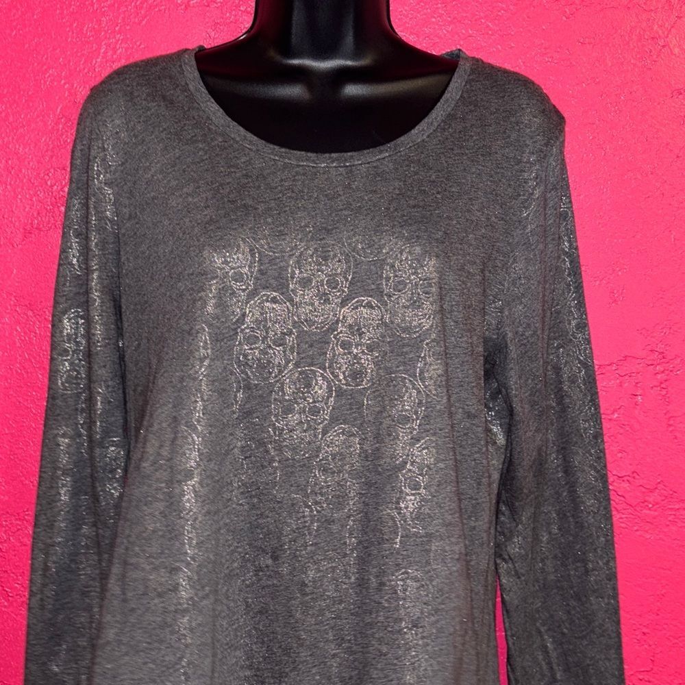 NWT. Chelsea & Violet Gray T-shirt with silver metallic skulls. Sz L.